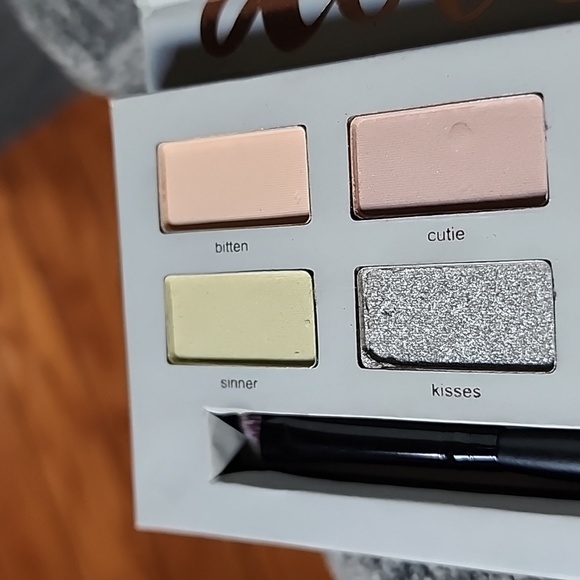 New Doll Face neutral Eye Shadow Palette - Picture 7 of 15